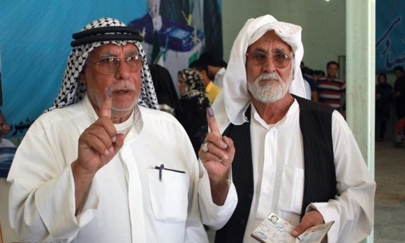 این عکس دو تن از ساکنان اصلی و بومی آبادان را نشان می دهد این عکس دو تن از ساکنان اصلی و بومی آبادان را نشان می دهد