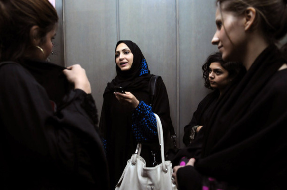 گزارشی از کارکنان زن و مرد سعودی شاغل در شرکت چند رسانه ای و خصوصی روتانا در شهر الریاض+ عکس