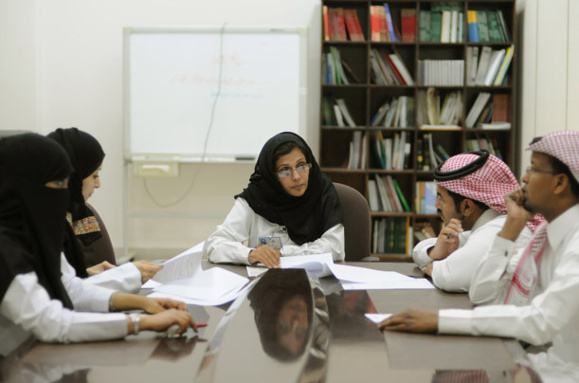 دکتر محا المنیف ، رئیس دپارتمان سلامت خانواده در یک جلسه ی کاری