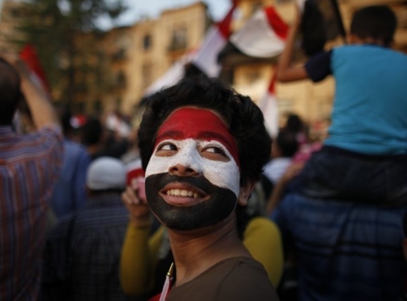 درود بر شرف ملت بزرگ مصر که هیچ رنگی ندارند درود بر شرف ملت بزرگ مصر که هیچ رنگی ندارند