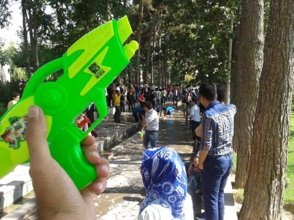 دستگیری دهها جوان دختر و پسر در مراسم آب بازی شهر کرج + عکس دستگیری دهها جوان دختر و پسر در مراسم آب بازی شهر کرج + عکس