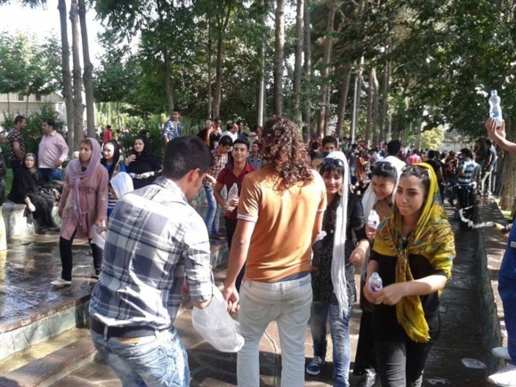دستگیری دهها جوان دختر و پسر در مراسم آب‌ بازی شهر کرج + عکس