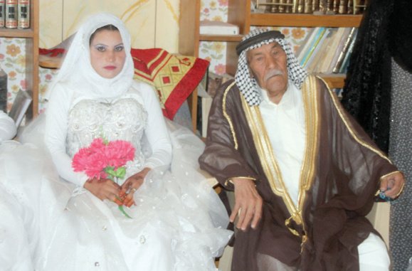 ازدواج پیر مرد 92 ساله عراقی همزمان با جشن عروسی نوه های خود با یک دختر 22 ساله ازدواج پیر مرد 92 ساله عراقی همزمان با جشن عروسی نوه های خود با یک دختر 22 ساله