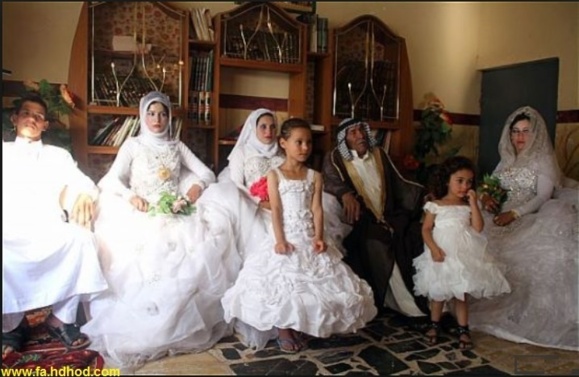 ازدواج پیر مرد 92 ساله عراقی همزمان با جشن عروسی نوه های خود با یک دختر 22 ساله