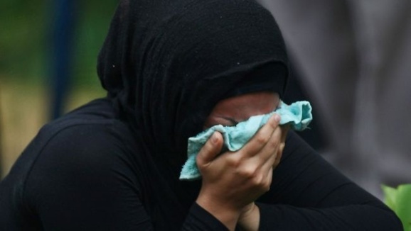 یک مادر داغدار مهاجری که اهواز را به امید زندگی بهتر ترک کرد و عاقبت سینا فرزند نه ساله خود را تسلیم موجهای اقیانوس کرد یک مادر داغدار مهاجری که اهواز را به امید زندگی بهتر ترک کرد و عاقبت سینا فرزند نه ساله خود را تسلیم موجهای اقیانوس کرد