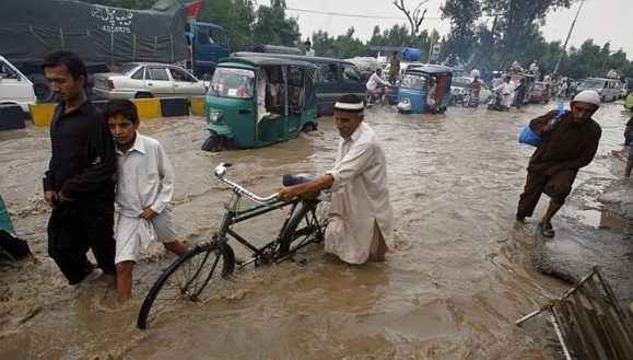 تلفات ناشی از سرازیر شدن سیلاب ها در چندین ولایت افغانستان به بیش از صد تن رسیده است