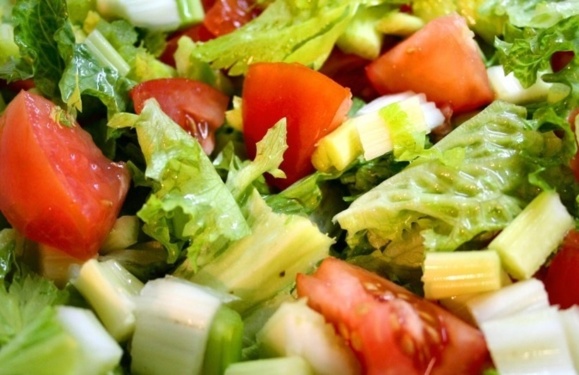 سبزیجات و سالادها را چگونه خوشمزه تر کنیم سبزیجات و سالادها را چگونه خوشمزه تر کنیم