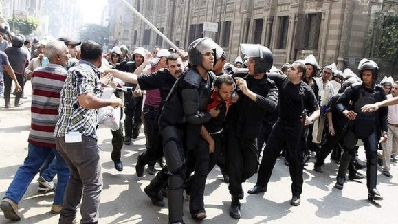 صدها تن از حامیان محمد مرسی در حمله نیروهای امنیتی مصر کشته ومجروح شدند