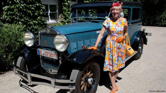سفر زن ۷۶ ساله آلمانی با خودرویی عتیقه به دور جهان