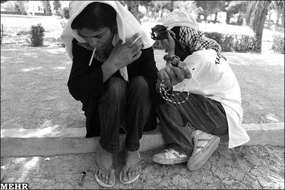 افزایش مصرف کوکائین و حشیش در میان زنان ایران افزایش مصرف کوکائین و حشیش در میان زنان ایران