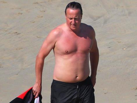 عکس آرشیوی دیوید کامیرون نخست وزیر بریتانیا در ساحل