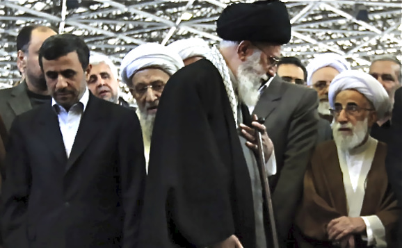 محمود احمدی‌نژاد:  رهبر از موضع ضعف تاکتیک نرمش قهرمانانه را طرح کرد تا در آینده ذلیل نشود