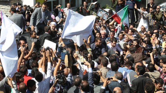 استقبال دوگانه از روحانی با کشتن گوسفند و پرتاب کفش و تخممرغ استقبال دوگانه از روحانی با کشتن گوسفند و پرتاب کفش و تخممرغ