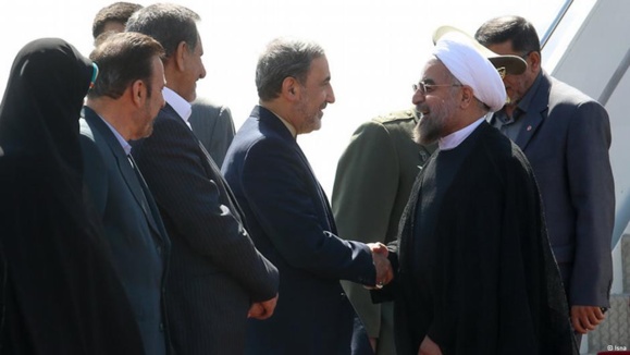 استقبال دوگانه از روحانی با کشتن گوسفند و پرتاب کفش و تخممرغ استقبال دوگانه از روحانی با کشتن گوسفند و پرتاب کفش و تخممرغ