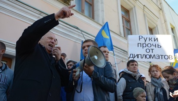 تجمع ساندیس خورهای روسی در برابر سفارت هلند در مسکو