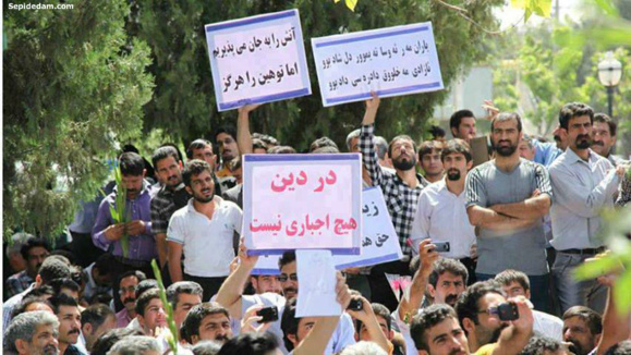 دستگیری بیش از هشتاد تن از کردهای یارسان معترض در مقابل مجلس به توهین وتبعیض نژادی و دینی در ایران دستگیری بیش از هشتاد تن از کردهای یارسان معترض در مقابل مجلس به توهین وتبعیض نژادی و دینی در ایران