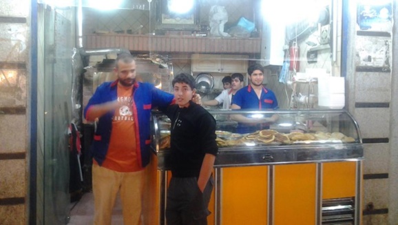 گزارشی از پیتزا فروشی پناهندگان علوی تبار سوری در شهر قم-ایران/ نفیسه پرستش