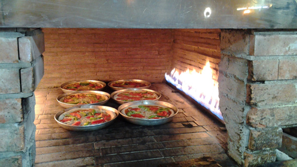 گزارشی از پیتزا فروشی پناهندگان علوی تبار سوری در شهر قم-ایران/ نفیسه پرستش گزارشی از پیتزا فروشی پناهندگان علوی تبار سوری در شهر قم-ایران/ نفیسه پرستش