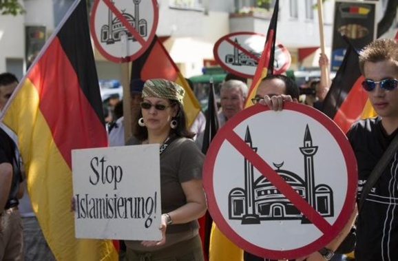 نئونازیهای ألمانی در اعتراض به وجود مسلمان در این کشور
