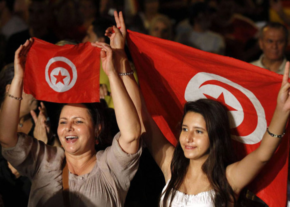 روز زن در تونس به راه پیمایی واعتراض علیه دولت اسلامگرای این کشور بدل شد+عکس