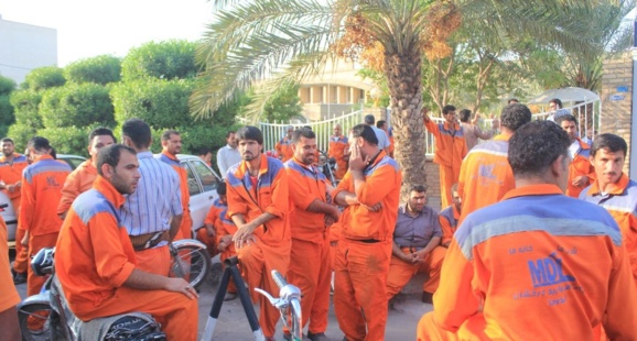 اعتراض صنفی کارگران شهرداری اهواز در پارک ایثار اعتراض صنفی کارگران شهرداری اهواز در پارک ایثار