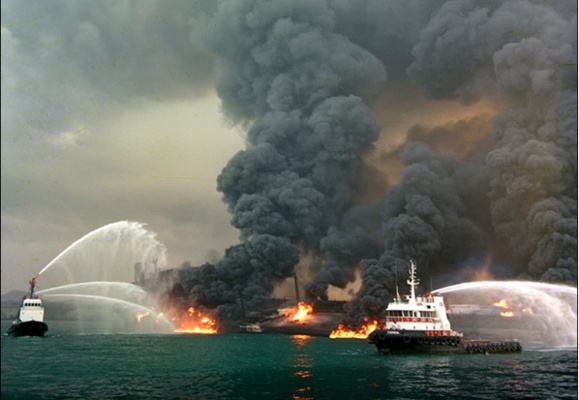 "صاعقه آسمانی" دلیل آتش سوزی مخزن 500 هزار بشکه ای نفت در جزیره خارک اعلام شد "صاعقه آسمانی" دلیل آتش سوزی مخزن 500 هزار بشکه ای نفت در جزیره خارک اعلام شد