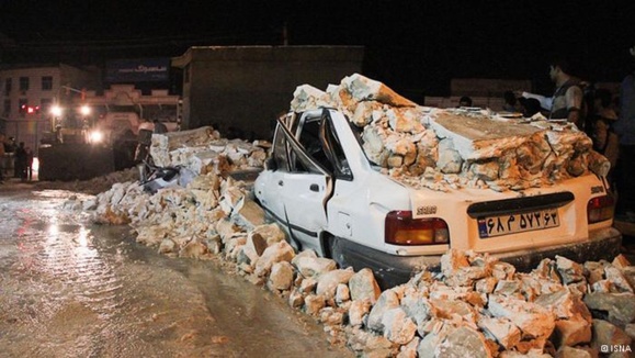 شماری از ساکنان مناطق زلزلهزده در استان بوشهر شب را در خیابانها و پارکها سپری کردند شماری از ساکنان مناطق زلزلهزده در استان بوشهر شب را در خیابانها و پارکها سپری کردند