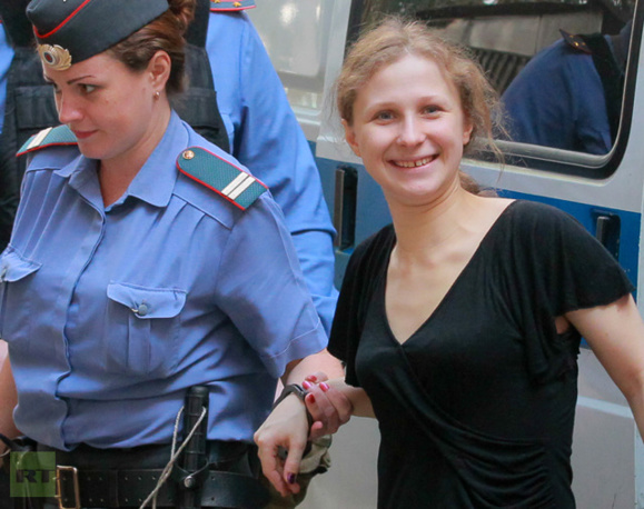 یک عضو گروه پانک روسی پوسی رایوت از زندان آزاد شد یک عضو گروه پانک روسی پوسی رایوت از زندان آزاد شد