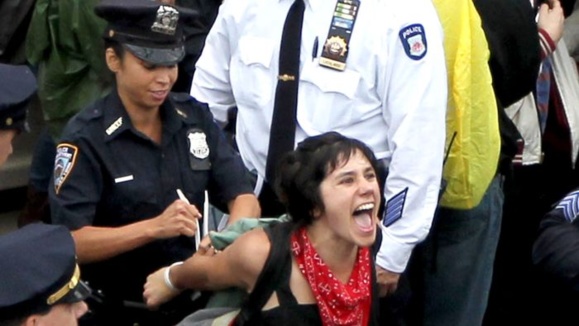 پليس هلند در شهر وين، ۱۰۰ جوان آتشباز را دستگير کرد+عکس پليس هلند در شهر وين، ۱۰۰ جوان آتشباز را دستگير کرد+عکس