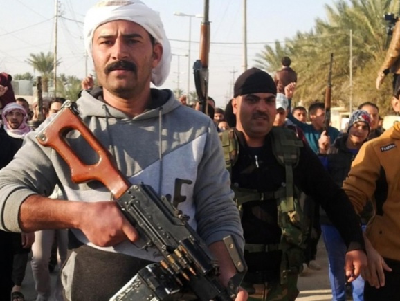 مبارزان مسلح عشایر أهل سنت در کنار نیروهای نظامی حکومتی در استان الانبار مبارزان مسلح عشایر أهل سنت در کنار نیروهای نظامی حکومتی در استان الانبار
