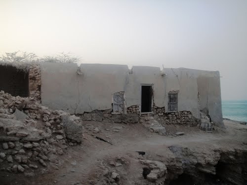 بومیان عرب جزیره کیش در زیر برق چشمنواز هتلها و پاساژهای لوکس در فقر مطلق بسر می برند بومیان عرب جزیره کیش در زیر برق چشمنواز هتلها و پاساژهای لوکس در فقر مطلق بسر می برند