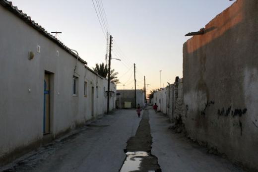 بومیان عرب جزیره کیش در زیر برق چشم‌نواز هتل‌ها و پاساژهای لوکس در فقر مطلق بسر می برند