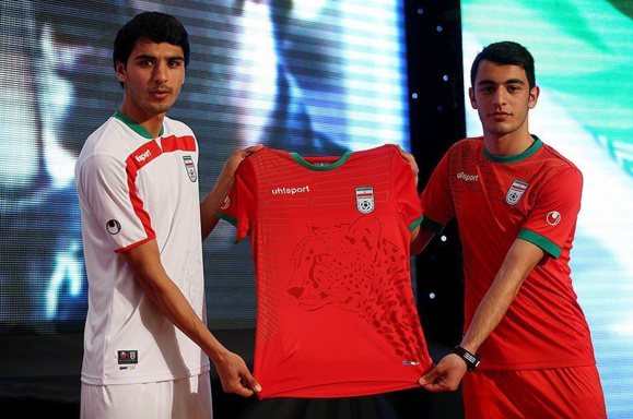 يوزپلنگ ايرانی روی پيراهن تيم ملی فوتبال آرام گرفت يوزپلنگ ايرانی روی پيراهن تيم ملی فوتبال آرام گرفت