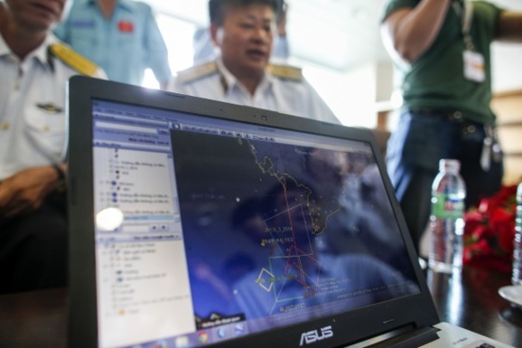 پلیس مالزی خانه دو خلبان هواپیمای مفقود شده را بازرسی کرد پلیس مالزی خانه دو خلبان هواپیمای مفقود شده را بازرسی کرد