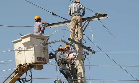 تند باد در کردستان باعث قطع برق ۴۰ روستای مهاباد شد تند باد در کردستان باعث قطع برق ۴۰ روستای مهاباد شد
