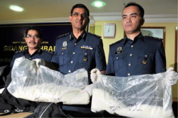 عکس آرشیوی از کشف مواد مخدر از مسافران ایرانی در فرودگاه مالیزی عکس آرشیوی از کشف مواد مخدر از مسافران ایرانی در فرودگاه مالیزی