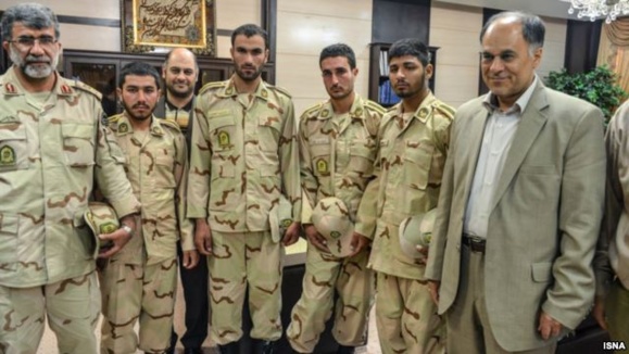 چهار سرباز آزاد شده ایرانی در کنار علی اوسط هاشمی، استاندار سیستان و بلوچستان (نفر اول از راست) چهار سرباز آزاد شده ایرانی در کنار علی اوسط هاشمی، استاندار سیستان و بلوچستان (نفر اول از راست)