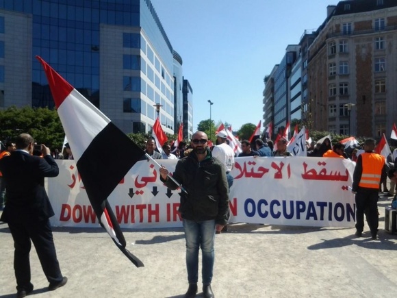 مشاركت كم نظير عربهاى احوازى در نهمين سالگرد انتفاضه در مقابل پارلمان اروپا در بروكسل مشاركت كم نظير عربهاى احوازى در نهمين سالگرد انتفاضه در مقابل پارلمان اروپا در بروكسل