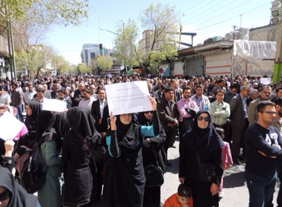 تجمع مردم ‌‌چهارمحال و بختیاری در اعتراض به برداشت آب از زاینده رود+عكس