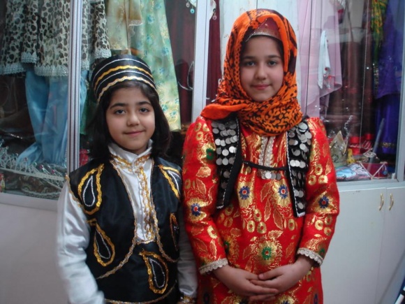 استفاده اززبان ولباس قومی در مدارس فقط در برنامه های جنبی وفوق برنامه مجازاست استفاده اززبان ولباس قومی در مدارس فقط در برنامه های جنبی وفوق برنامه مجازاست