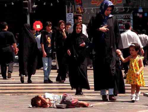 اقتصاد دان ایرانی:رانت و فساد نظام سیاسی ایران را به خطر انداخته است اقتصاد دان ایرانی:رانت و فساد نظام سیاسی ایران را به خطر انداخته است