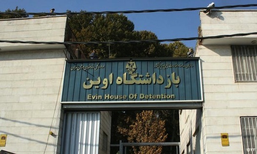 این سرباز در بالای یکی از برجکهای مراقبت پیرامون زندان اقدام به خودکشی کرده است این سرباز در بالای یکی از برجکهای مراقبت پیرامون زندان اقدام به خودکشی کرده است