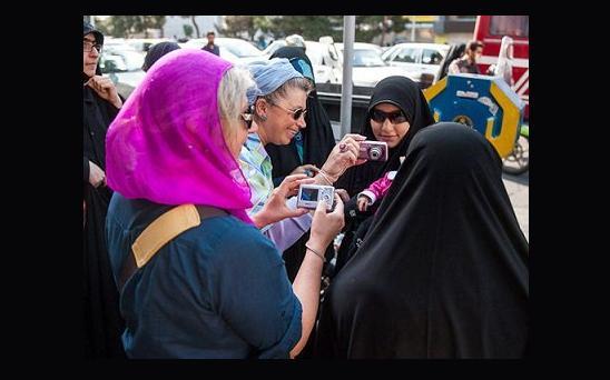 تجمع «بدون مجوز» گروهی از زنان در تهران علیه بدحجابی تجمع «بدون مجوز» گروهی از زنان در تهران علیه بدحجابی