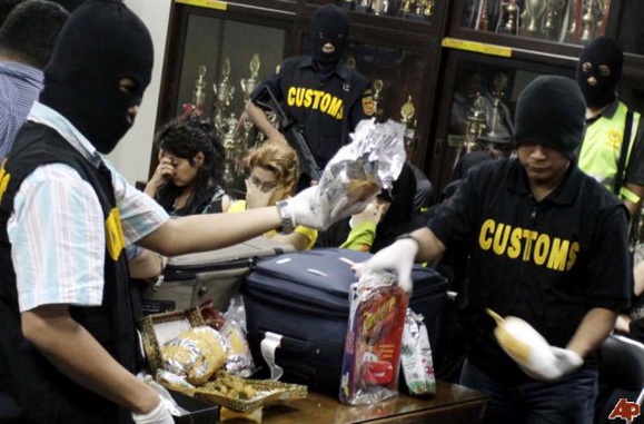 ضبط مواد مخدر شیشه در فرودگاه اندونزی ضبط مواد مخدر شیشه در فرودگاه اندونزی