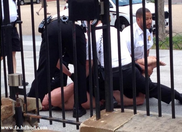 دستگیری مردی که در اعتراض به سیاستهای باراک اوباما در مقابل کاخ سفید برهنه شد دستگیری مردی که در اعتراض به سیاستهای باراک اوباما در مقابل کاخ سفید برهنه شد