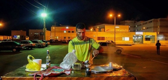 قهرمان نجات غریق جهان در خیابان های برازجان "فلافل" می فروشد قهرمان نجات غریق جهان در خیابان های برازجان "فلافل" می فروشد