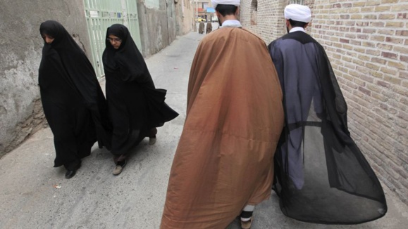 وزیر ارشاد: سن روسپیگری پائین و هسته خانواده در ایران در حال فروپاشی است وزیر ارشاد: سن روسپیگری پائین و هسته خانواده در ایران در حال فروپاشی است