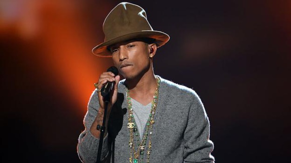 هدیه بسیار جالب ودیدنی کارکنان بی بی سی به خواننده رپ امریکایی هدیه بسیار جالب ودیدنی کارکنان بی بی سی به خواننده رپ امریکایی