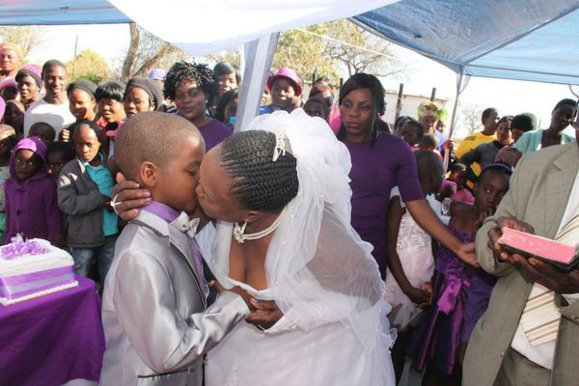 ازدواج باور نکردنی کودک 9 ساله با زن 62 ساله+عکس