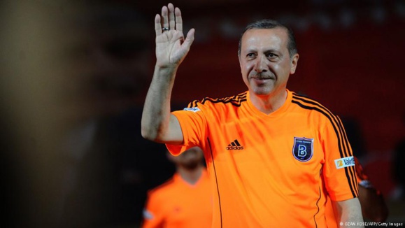 نخست وزیر 60 ساله ترکیه در یک بازی فوتبال دوستانه غوغا به پا کرد